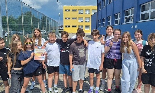 Zdjęcie grupowe dzieci na boisku szkolnym